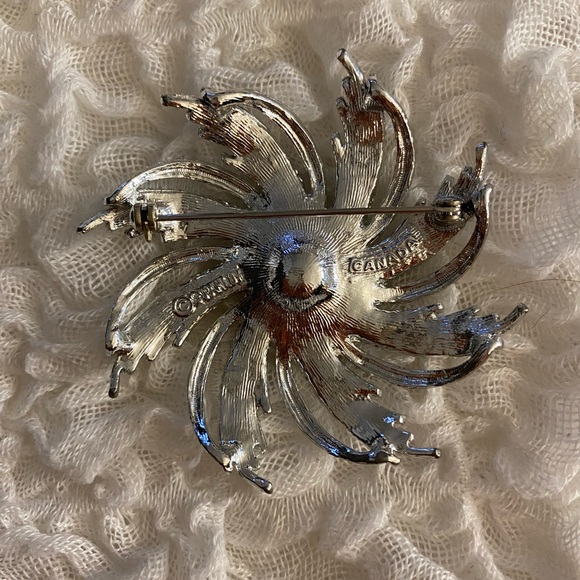Vintage Sarah Coventry silver brooch with pearl centre - Picture 2 of 2